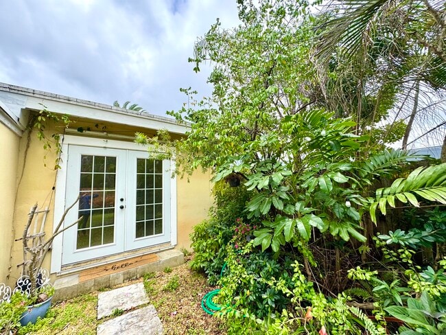 Building Photo - 1121 NE 16th Terrace