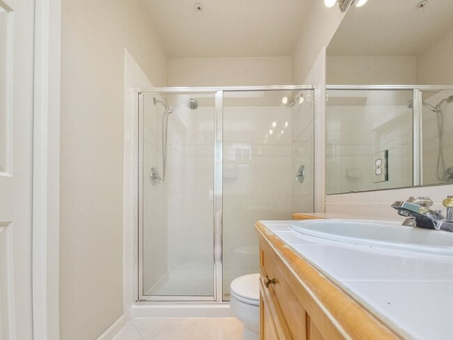 Building Photo - Comfortable 3-Bed End Unit Townhome Near F...
