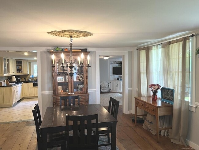 Building Photo - 566 W Main St