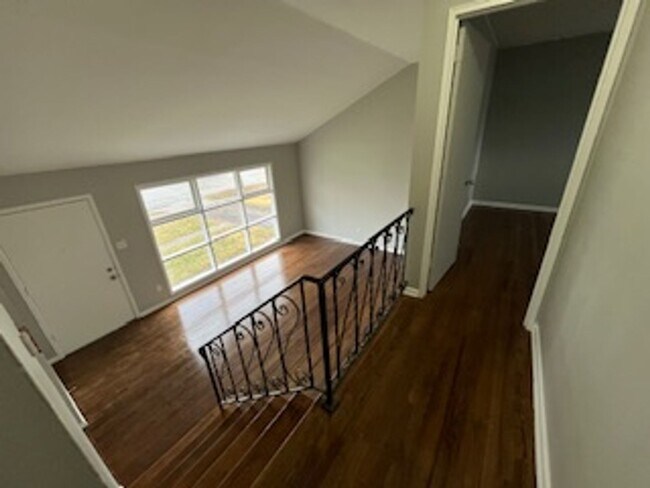 Building Photo - 3 BR 1.5 BA split-level with attached 1 car garage