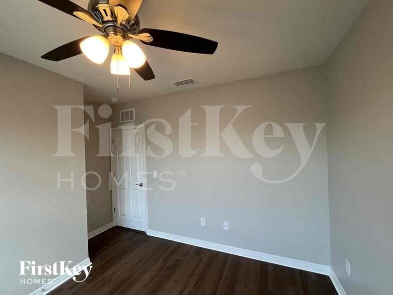 Building Photo - 2820 NW 21st Ave