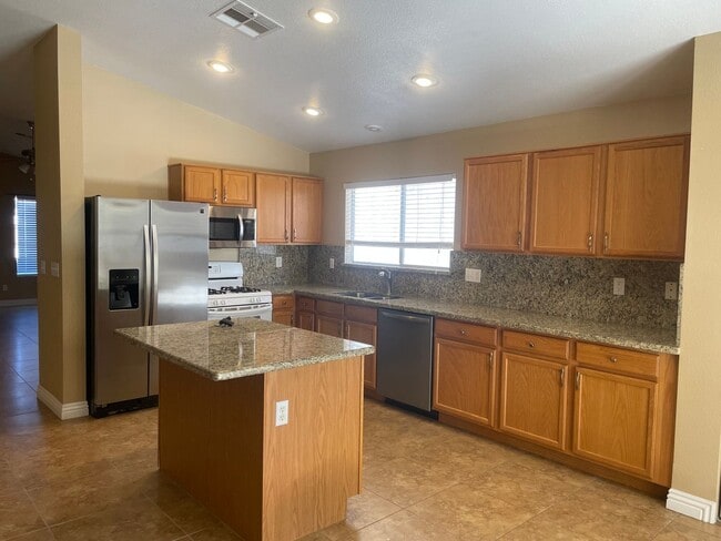 Building Photo - Great 1 story home, 3brs, 2bth, 2cg