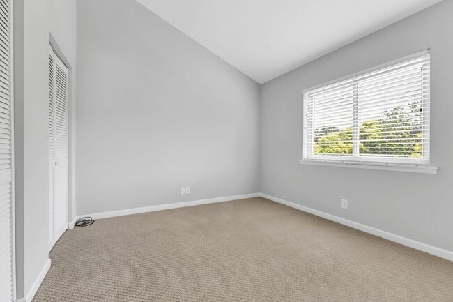 Building Photo - Beautiful Green Hills Townhome With Garage