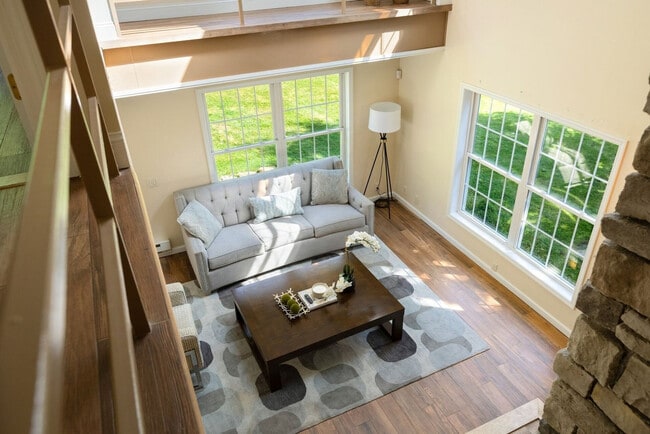 Building Photo - 338 Clove Rd