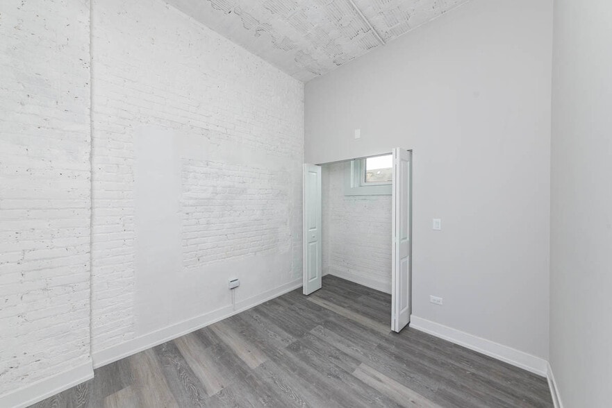 Building Photo - 2000 W 22nd Pl