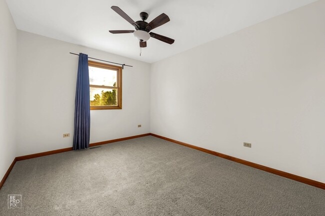 Building Photo - Joliet Corner Lot Three Bedroom Split Level