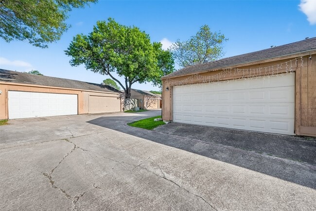 Building Photo - 8646 Maplecrest Dr
