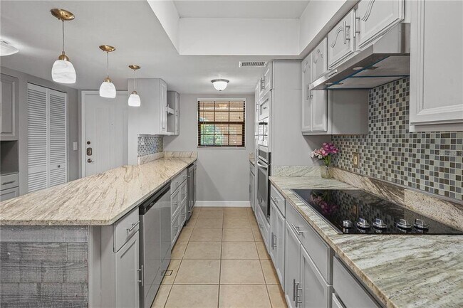 Building Photo - 1750 Belleair Forest Dr