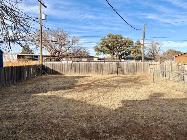 Building Photo - Charming 2-Bedroom Home with Large Backyard!