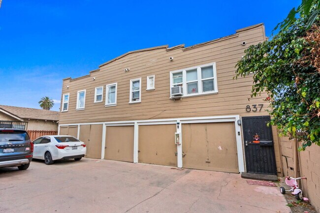 Building Photo - 839 W 43rd Pl