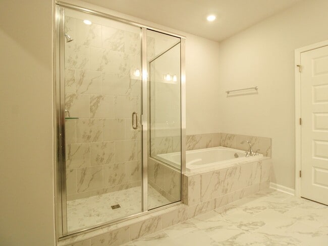 Building Photo - Lovely townhome between Athens and Madison!