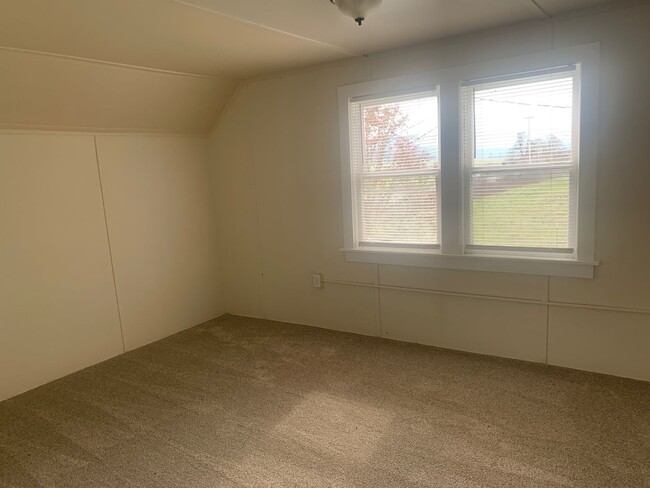 Building Photo - Good connections make all the difference