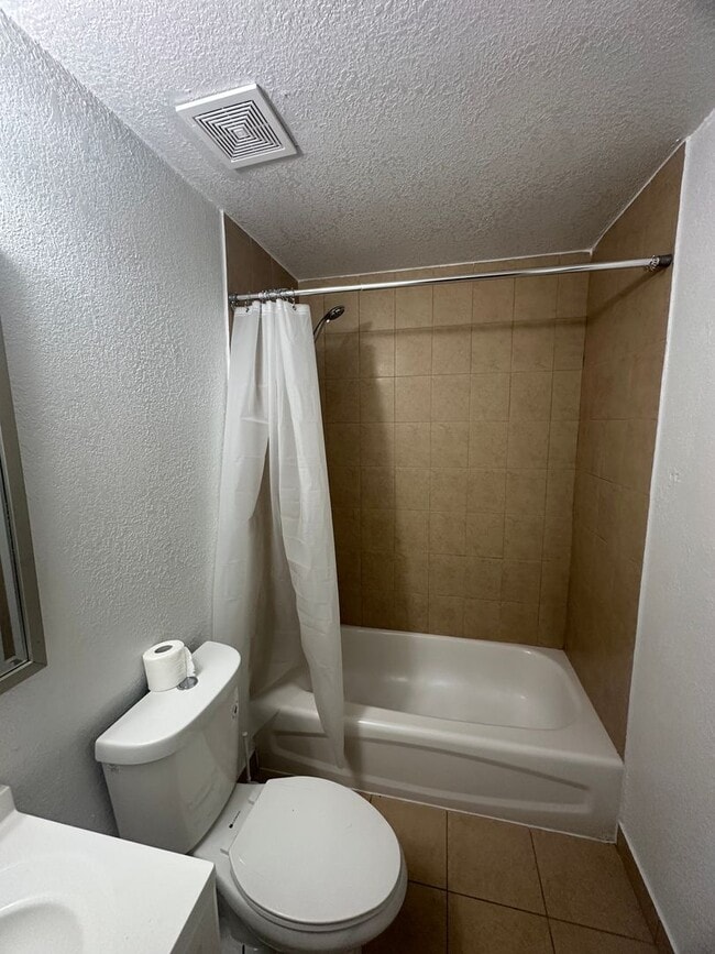 Building Photo - 2 Bedroom Duplex in the heart of Hollywood