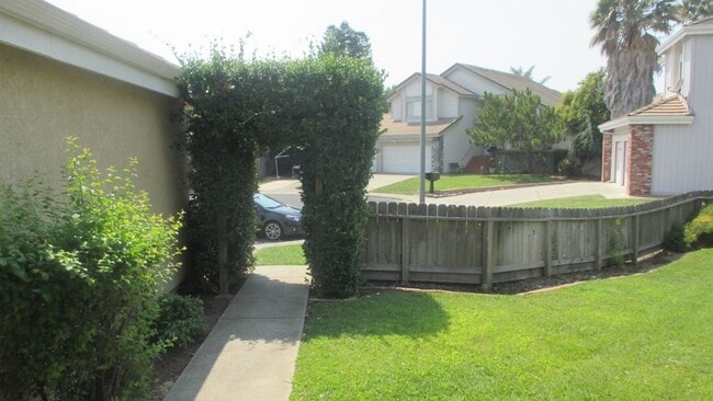 Building Photo - Spacious Laurel Creek Home