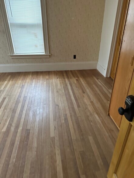 Building Photo - 5 Bayley Ave