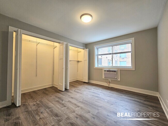 Building Photo - 532 W Surf St