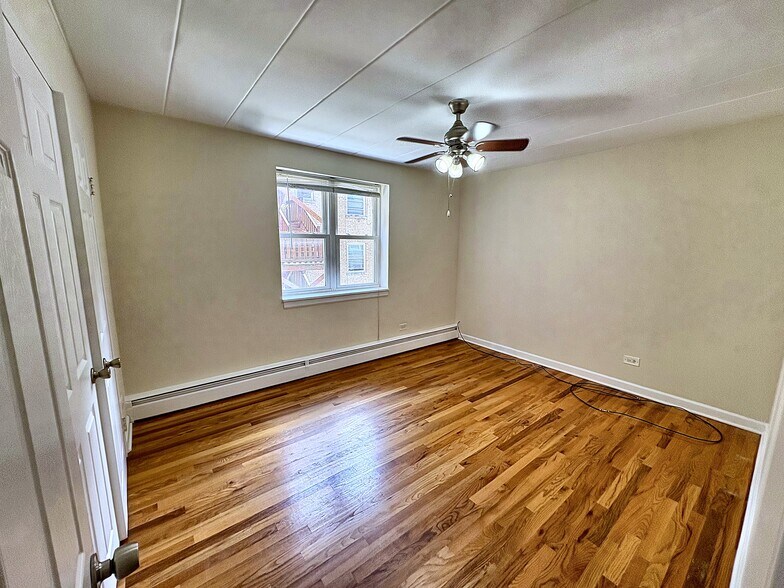 Building Photo - 2115 W Farwell Ave