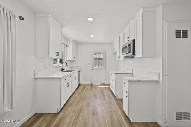 Building Photo - 1135 W Pillsbury St