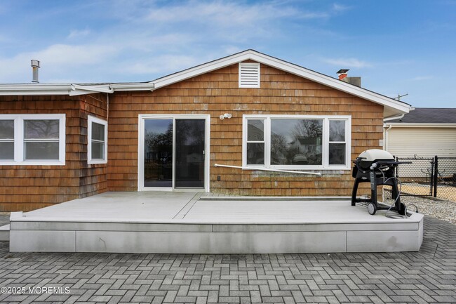 Building Photo - 20 Sandy Point Dr