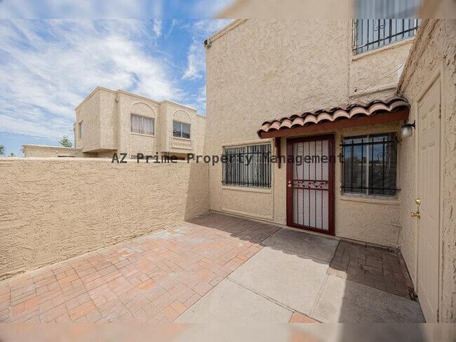 Building Photo - 5414 W Lynwood St