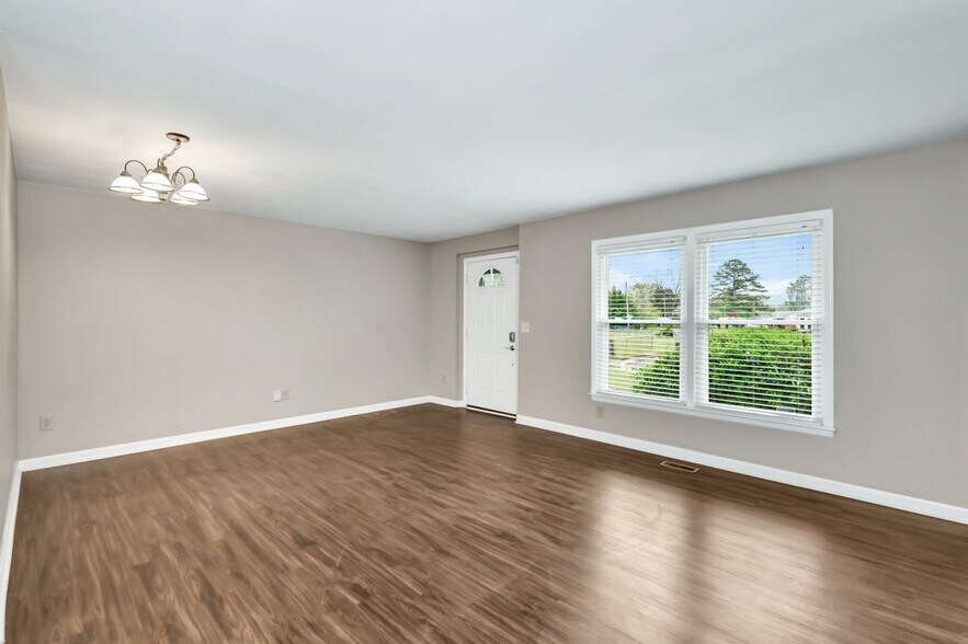 Building Photo - 2804 Thurman Cir SW