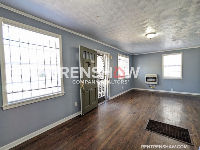 Building Photo - Accepting Section 8 Vouchers - 1891 Clover...