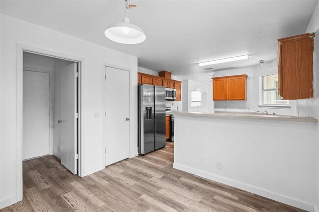 Building Photo - 176 Oak River Dr