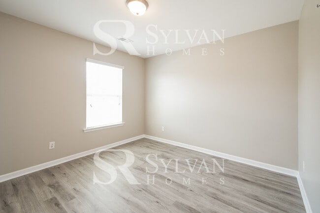 Building Photo - Gorgeous 4-bedroom, 2.5-bathroom house