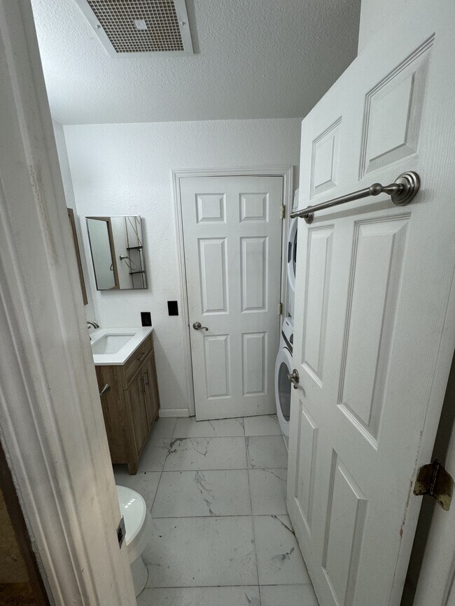 Building Photo - 140 Uwapo Rd