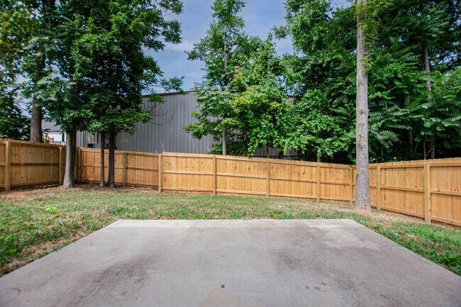 Building Photo - Pet Friendly Three Bedroom!