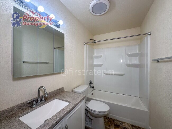 Building Photo - 1826 N Crestmont Dr