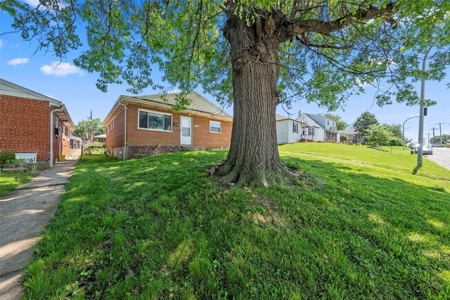 Building Photo - 3735 Koeln Ave