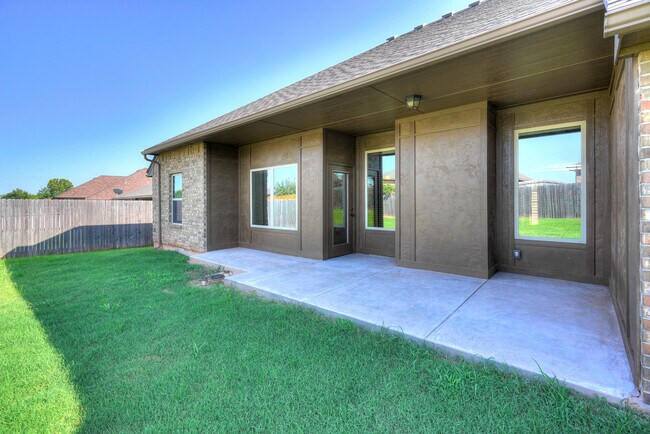 Building Photo - 1713 Pinewood Dr