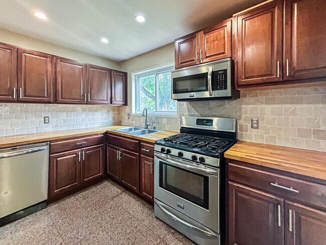 Building Photo - $0 DEPOSIT OPTION. CHARMING 3-BEDROOM HOME...