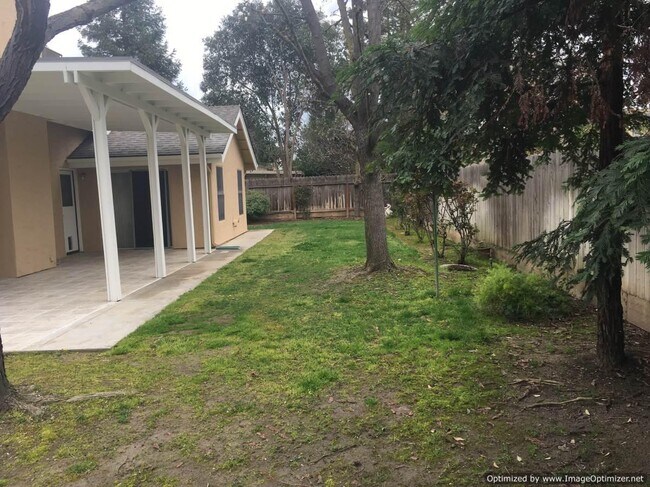 Building Photo - 530 W Alluvial Ave