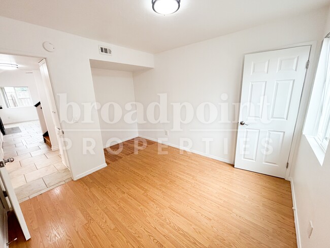 Building Photo - 581 Glenheather Dr
