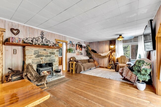 Building Photo - 3 bd 2 ba country cabin close to town