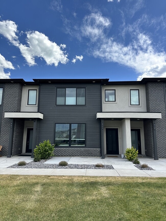 Building Photo - 924 800 S