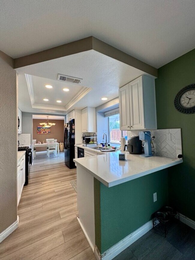 Building Photo - Beautiful 4 Bedroom Pool Home with Solar i...