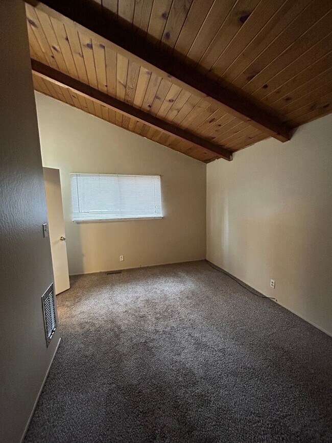 Building Photo - 4 Bedroom + Family Room - Spacious Home wi...
