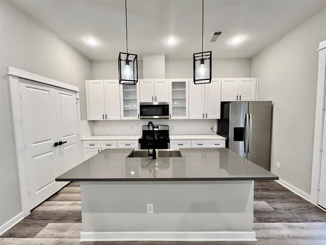 Building Photo - 6712 Parker Oaks Ln