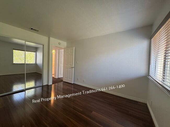 Building Photo - Stylish 3 Bed 2 Bath