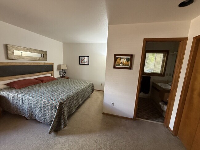 Building Photo - "Spacious 2-Bed, 2-Bath Retreat in Boulder – 1050 Sq Ft of open layout"