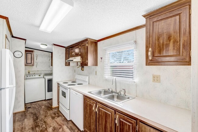 Building Photo - 3 Bedroom/2 Bathroom Home For Rent