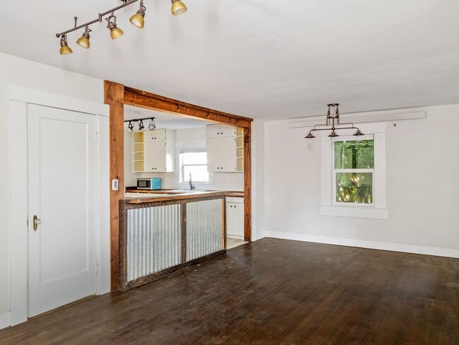 Building Photo - Adorable, fully updated 1-bdr/1-bath Milwa...