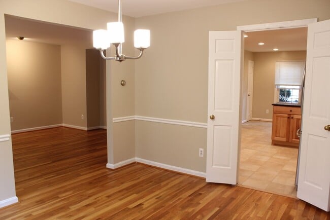 Building Photo - Beautiful 3 bed 2.5 Bath End Unit Brick To...