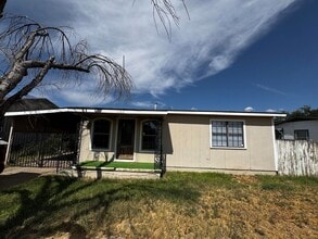 Building Photo - 2 Bed 1 Bath Ready To Rent ASAP!