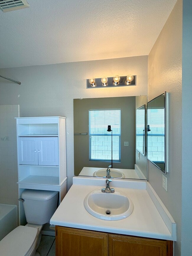 Building Photo - 5712 Viberti Ct