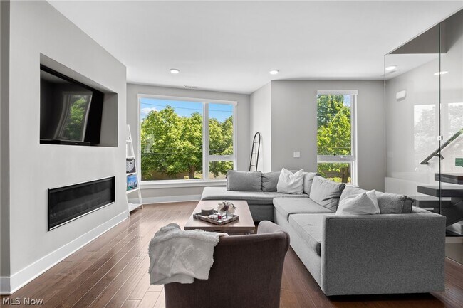 Building Photo - 1240 W 70th St