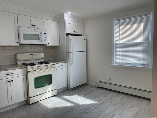 Building Photo - 46 Roosevelt Ave